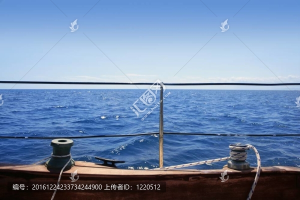 帆船絞盤木板的藍(lán)色海洋的地平線