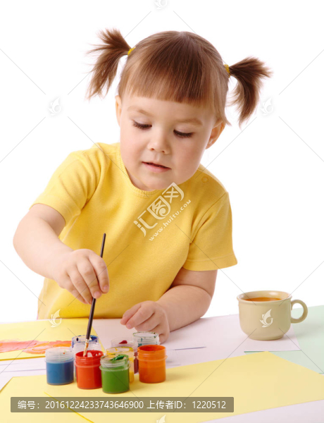 可愛的孩子玩顏料