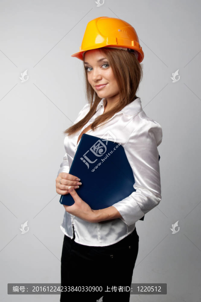 年輕的女