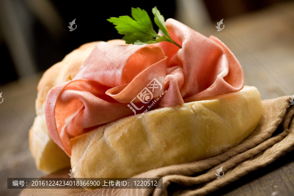 與香腸三明治