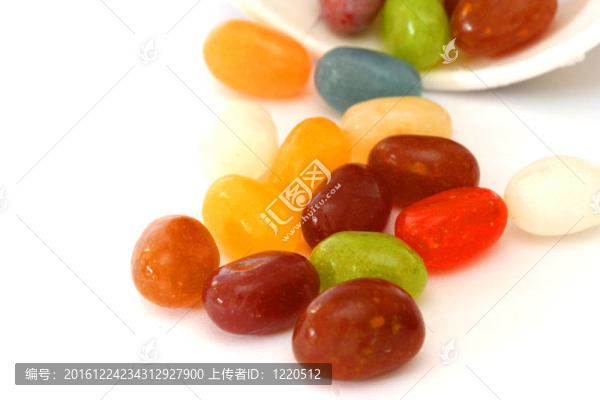 白色背景的棕色碗里的彩色糖果