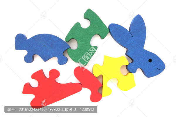 彩色木兔拼圖玩具部分散落在白色背景