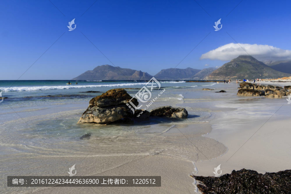 砂質(zhì)海灘孤立巖石
