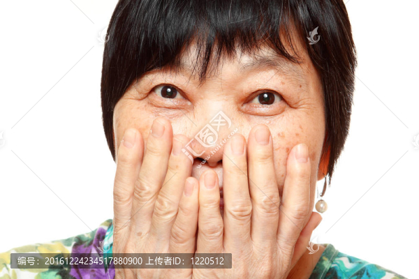 亞洲女人用手捂住嘴
