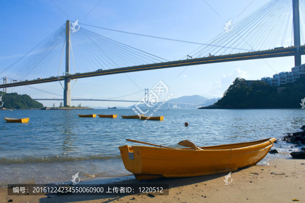 橋下的沙灘