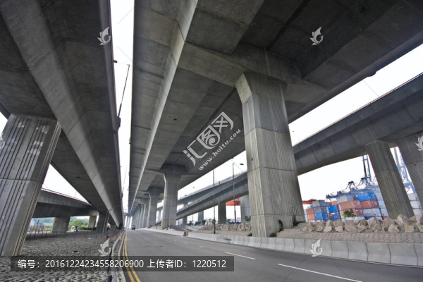 橋下。城市場景