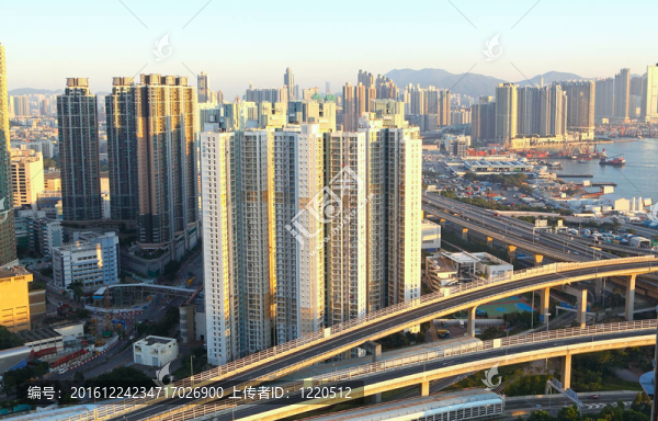 白天城市的公路