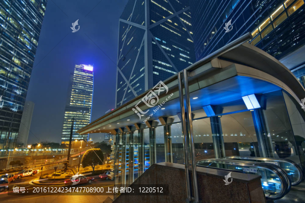 黃昏中的現(xiàn)代辦公建筑