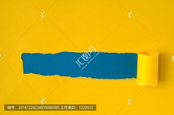 紅色撕裂紙與藍(lán)色空間的文字