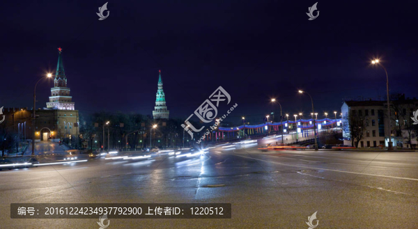 偉大的石橋和莫斯科塔在夜間在Kremlin