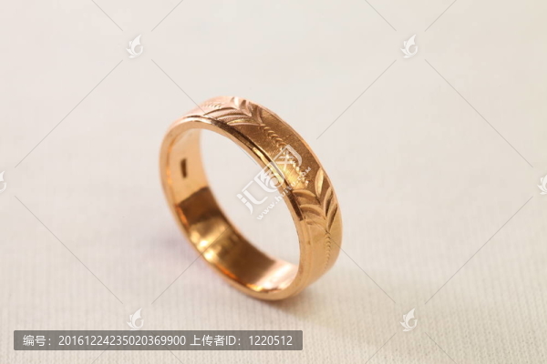 白色背景結(jié)婚戒指