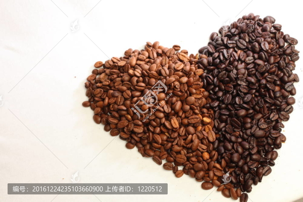 形成心形的咖啡豆