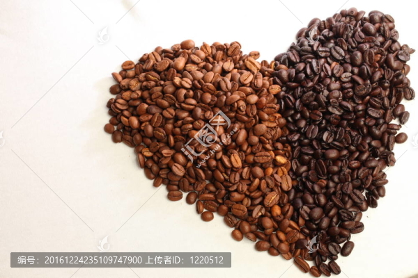 形成心形的咖啡豆