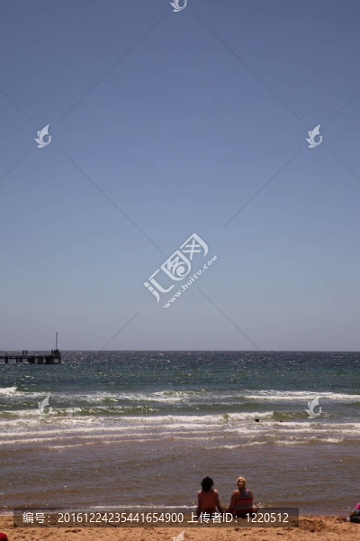 情侶在海灘上欣賞風(fēng)景