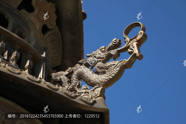 寺中的龍