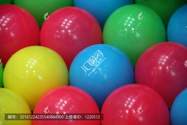 五顏六色的塑料球