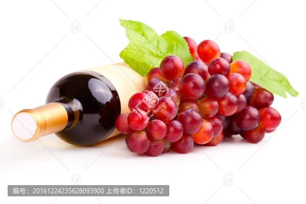 紅葡萄酒和葡萄酒瓶；白色背景。
