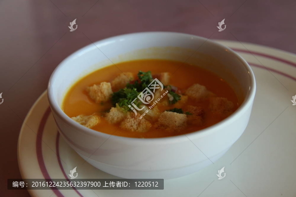 在一個(gè)面包丁和Parsley,Garnish碗南瓜湯