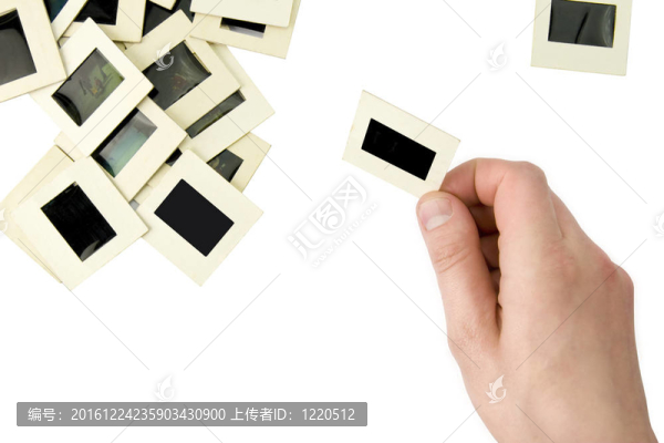 手持幻燈片和一堆幻燈片