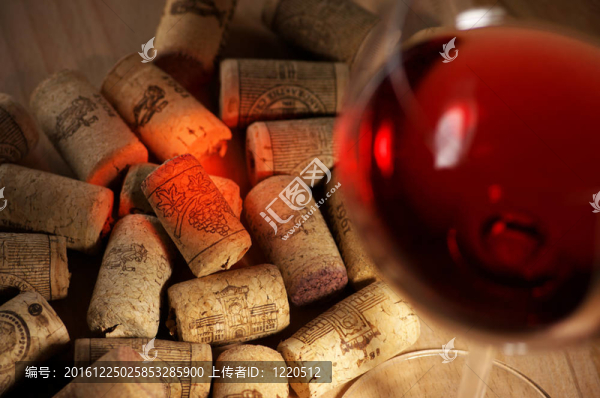 葡萄酒瓶塞的葡萄酒反射