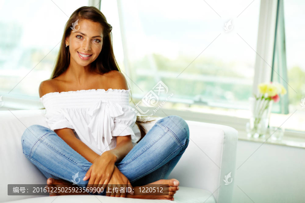 女孩在家里