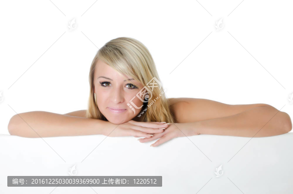 拿著一張空白廣告牌的女人