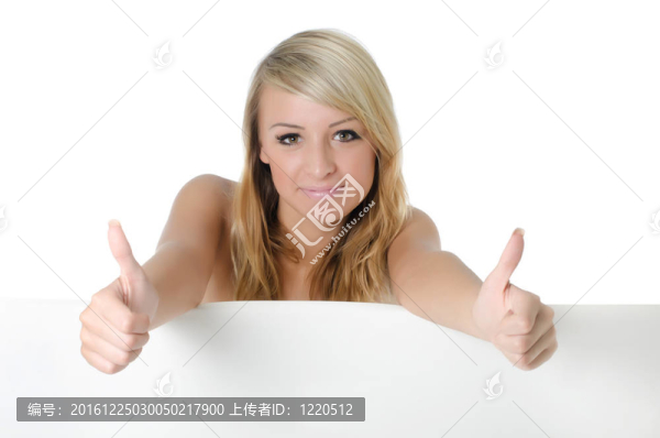 拿著一張空白廣告牌的女人