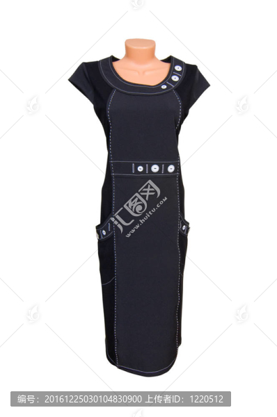 穿著白色的衣服。