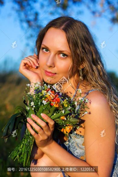 美麗的女人與花