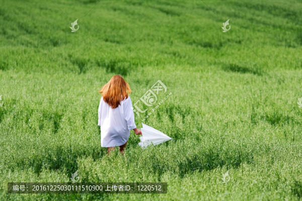 打著雨傘的女人