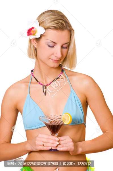美麗的女孩與雞尾酒杯
