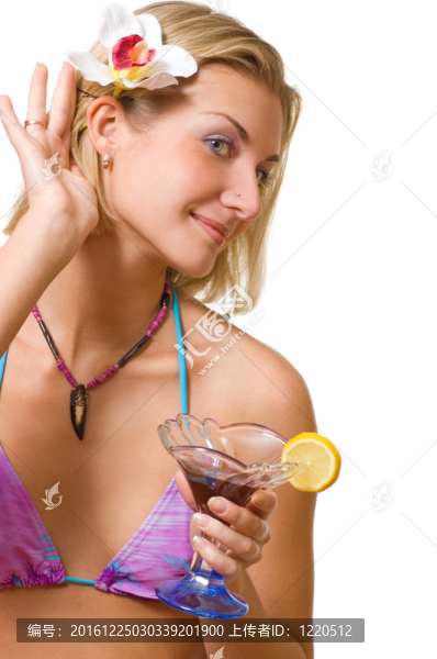 美麗的金發(fā)女孩雞尾酒杯
