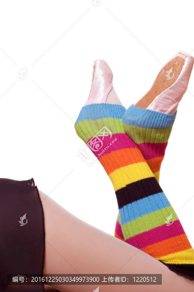 女孩的彩色綁腿的腿