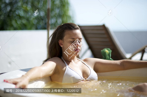 女人在巴西的一個按摩浴缸放松