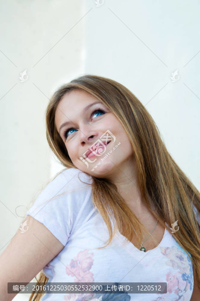 思考女人的戶外肖像
