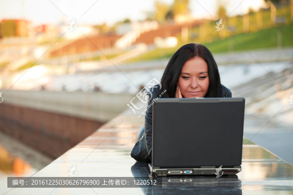 年輕女性與筆記本電腦
