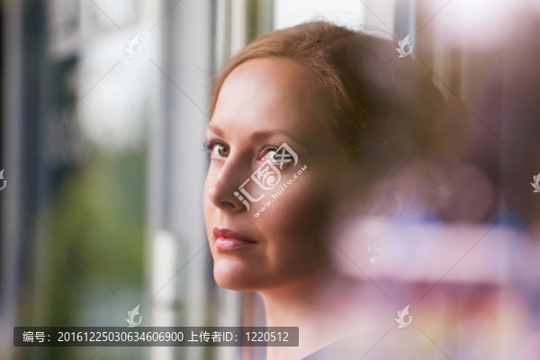 透過窗戶看的女人