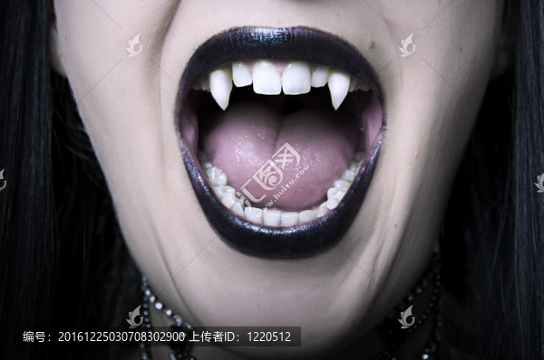 打開女人的嘴特寫