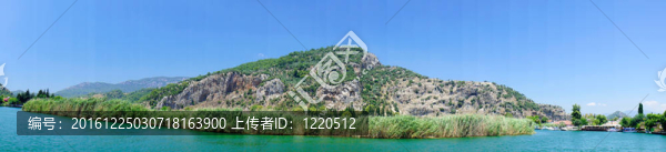 在巖石中的lykian墓全景。