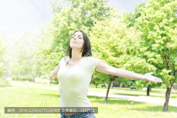 年輕女子享受美麗夏日