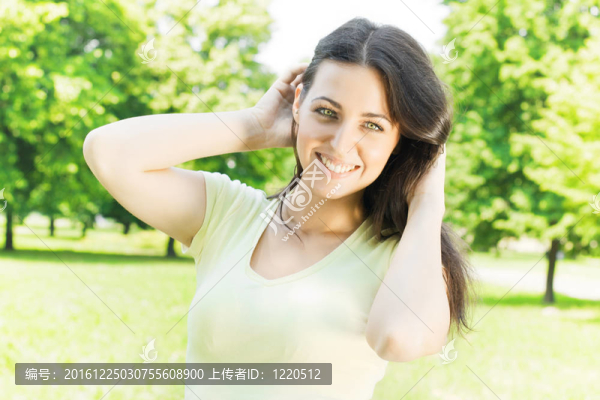 快樂的年輕女子在公園里度過美麗的春日