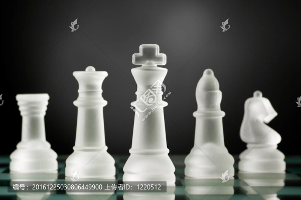 玻璃棋子在黑暗中