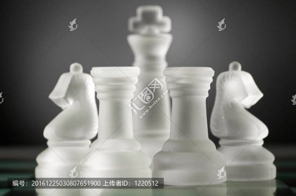 玻璃棋子在黑暗中