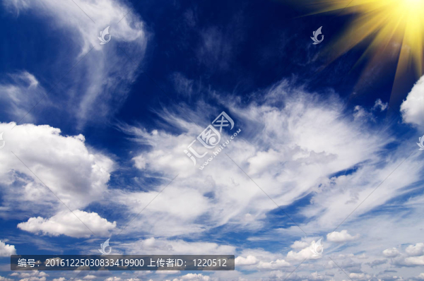 藍(lán)色天空中的太陽。