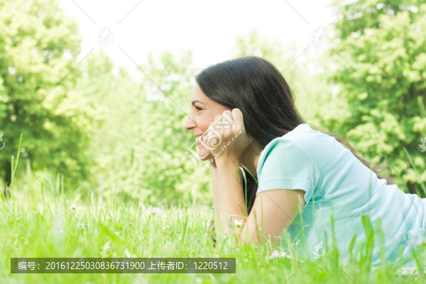 年輕美女欣賞