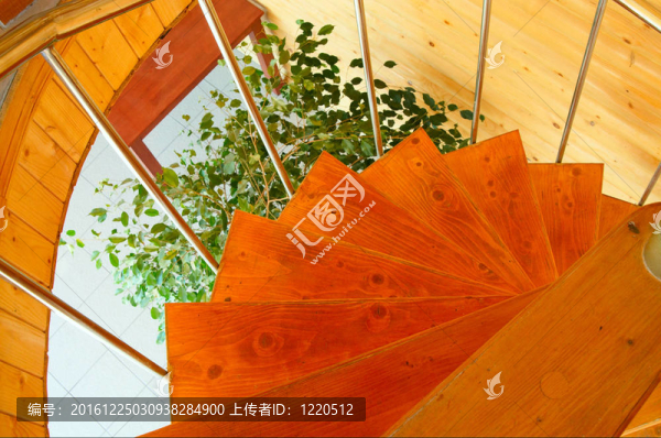 現(xiàn)代木屋中的螺旋樓梯。