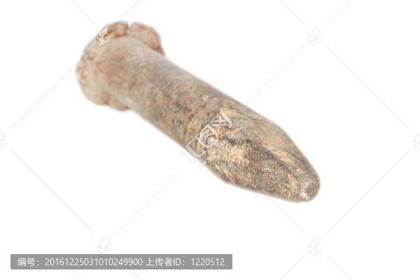 白色背景上的舊生銹的釘子