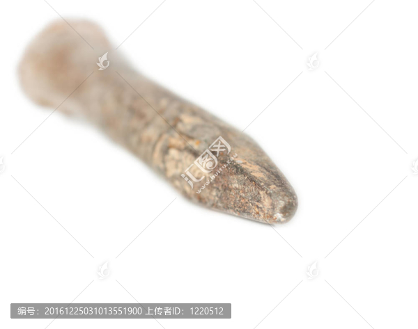 白色背景上的舊生銹的釘子