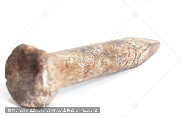 白色背景上的舊生銹的釘子