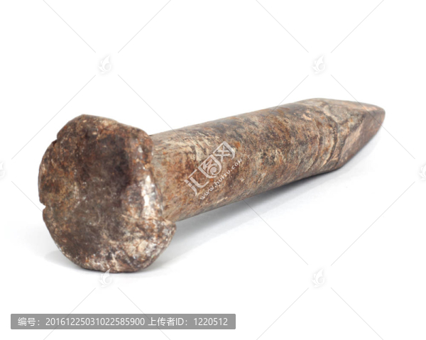白色背景上的舊生銹的釘子